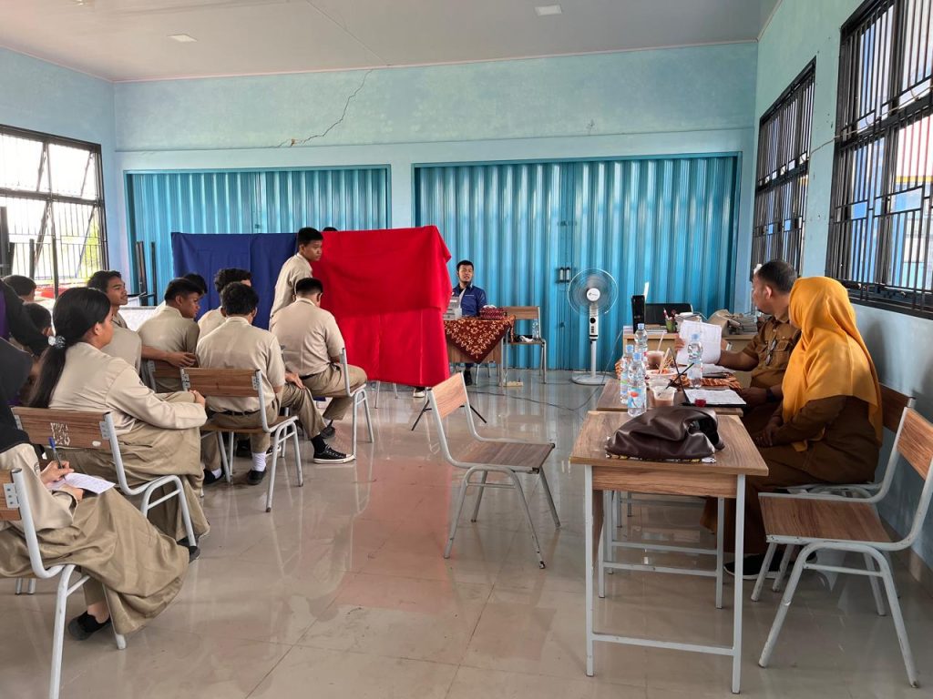 SMA Negeri 17 Pekanbaru Laksanakan Perekaman KTP Elektronik Bekerja Sama dengan Disdukcapil Kota Pekanbaru